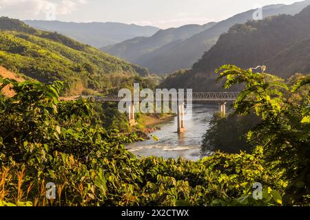 Pont sur la rivière Nam ou dans la province de Phongsali, Laos Banque D'Images
