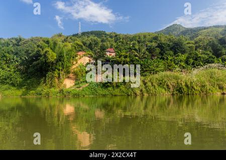 Rivière Nam ou près de la ville de Muang Khua, Laos Banque D'Images