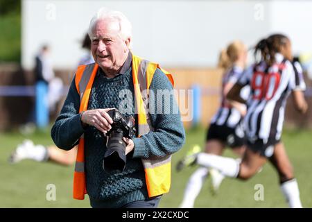 Leeds, Royaume-Uni. 21 avril 2024. Southerns Stadium, Leeds, Angleterre, 21 avril 2024 : Ray Spencer, photographe du Halifax Club, après le match de la FA Womens National League entre Halifax et Newcastle United au Southerns Stadium de Leeds, Angleterre, le 21 avril 2024. (Sean Chandler/SPP) crédit : photo de presse sportive SPP. /Alamy Live News Banque D'Images