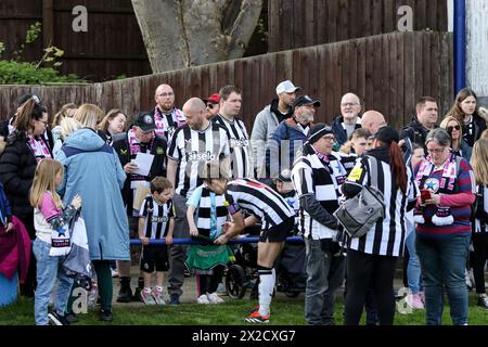 Leeds, Royaume-Uni. 21 avril 2024. Southerns Stadium, Leeds, Angleterre, 21 avril 2024 : fans de Newcastle United après le match de la FA Womens National League entre Halifax et Newcastle United au Southerns Stadium de Leeds, Angleterre, le 21 avril 2024. (Sean Chandler/SPP) crédit : photo de presse sportive SPP. /Alamy Live News Banque D'Images