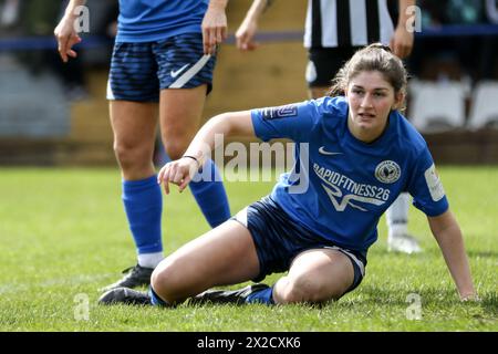 Leeds, Royaume-Uni. 21 avril 2024. Southerns Stadium, Leeds, Angleterre, 21 avril 2024 : Isobel Dean (5 Halifax) pendant le match de la FA Womens National League entre Halifax et Newcastle United au Southerns Stadium à Leeds, Angleterre, le 21 avril 2024. (Sean Chandler/SPP) crédit : photo de presse sportive SPP. /Alamy Live News Banque D'Images