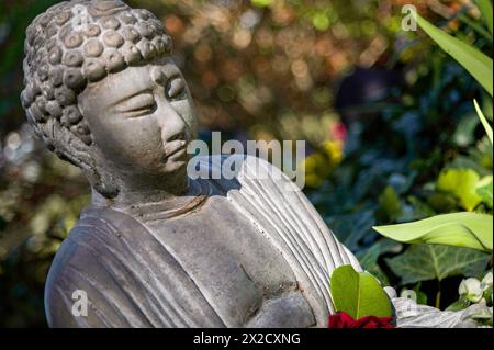 Statue diagonale, couchée de Bouddha en arrière-plan naturel Banque D'Images