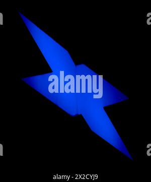 La lettre « x » bleu fluo jette une silhouette frappante dans l'obscurité, symbolisant le mystère et l'inconnu Banque D'Images