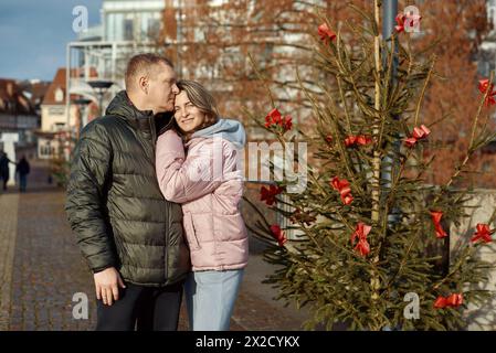 Couple amoureux Un gars et une fille serrés dans la rue de la vieille ville européenne de Bietigheim-Bissingen en Allemagne la veille de Noël. Les rues de la ville Banque D'Images
