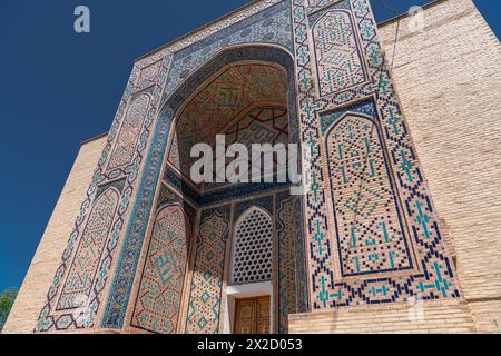 20 JUIN 2023, SAMARKAND, OUZBÉKISTAN : détails du portail voûté ou iwan, un exemple d'architecture islamique, décoré avec l'Ouzbékistan traditionnel Banque D'Images