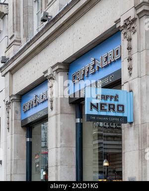 Londres, Royaume-Uni - 22 mars 2024 : extérieur du café Caffe Nero à Londres. ROYAUME-UNI. Banque D'Images