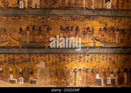 Louxor, Egypte - novembre 25 2023 : vue intérieure de la célèbre Seti la première tombe qui est décorée avec des figures de dieux et des hiéroglyphes dans la vallée de Banque D'Images