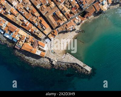 Cefalu, Italie : vue de dessus de la plage par la célèbre vieille ville médiévale de Cefalu en Sicile, Italie. La ville est une destination de vacances d'été très populaire Banque D'Images