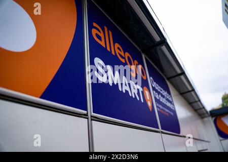 Wałbrzych, pologne - 22 avril 2024 : Allegro Smart Parcel Locker d'un service de collecte et d'envoi de colis de messagerie Banque D'Images