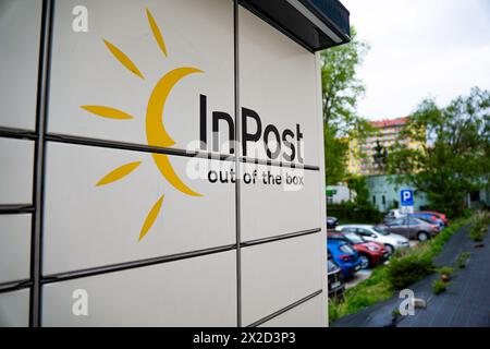 Wałbrzych, pologne - 22 avril 2024 : Inpost Parcel Locker d'un service de collecte et d'envoi de colis de messagerie Banque D'Images