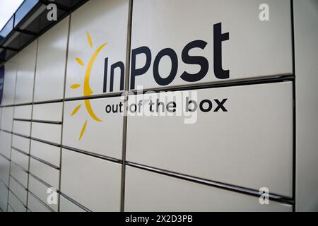 Wałbrzych, pologne - 22 avril 2024 : Inpost Parcel Locker d'un service de collecte et d'envoi de colis de messagerie Banque D'Images