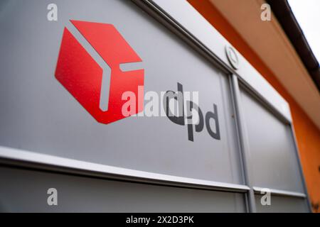 Wałbrzych, pologne - 22 avril 2024 : DPD casier à colis d'un service de collecte et d'envoi de colis de messagerie Banque D'Images