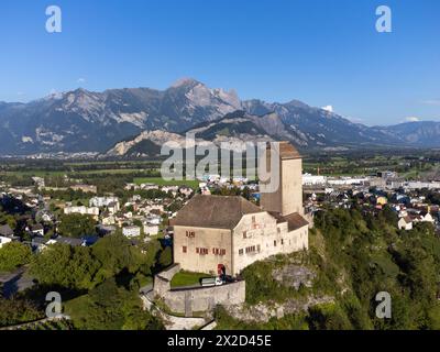 Aérien du village de Sargans et forteresse médiévale perchée dans le canton de Sankt Gallen dans l'est de la Suisse par une journée d'été ensoleillée Banque D'Images