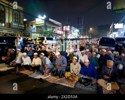 Les musulmans prient dans une congrégation à Bogor, Java occidental, Indonésie, le 31 mars 2024 Banque D'Images