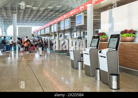 Distributeur automatique et kiosque d'assistance à l'aéroport pour l'enregistrement, l'impression de la carte d'embarquement. Auto-enregistrement machines aéroport international de Bombay Inde. M Banque D'Images