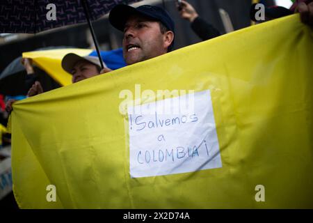 Bogota, Colombie. 21 avril 2024. Des manifestants prennent part à une manifestation contre les projets de loi de réforme sur la santé, la retraite, l'emploi et les secteurs pénitentiaires, à Bogota, en Colombie, le 21 avril 2024. Photo par : Sebastian Barros/long Visual Press crédit : long Visual Press/Alamy Live News Banque D'Images