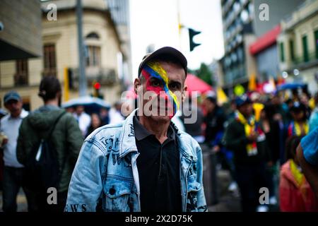 Bogota, Colombie. 21 avril 2024. Des manifestants prennent part à une manifestation contre les projets de loi de réforme sur la santé, la retraite, l'emploi et les secteurs pénitentiaires, à Bogota, en Colombie, le 21 avril 2024. Photo par : Sebastian Barros/long Visual Press crédit : long Visual Press/Alamy Live News Banque D'Images