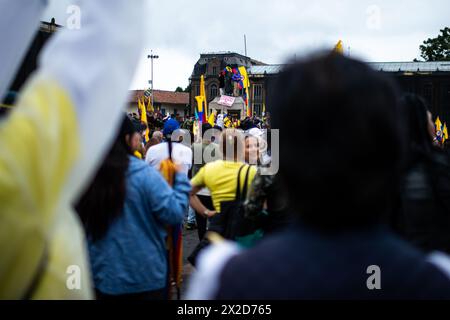 Bogota, Colombie. 21 avril 2024. Des manifestants prennent part à une manifestation contre les projets de loi de réforme sur la santé, la retraite, l'emploi et les secteurs pénitentiaires, à Bogota, en Colombie, le 21 avril 2024. Photo par : Sebastian Barros/long Visual Press crédit : long Visual Press/Alamy Live News Banque D'Images