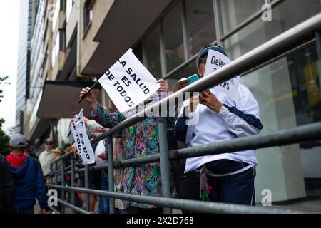 Bogota, Colombie. 21 avril 2024. Des manifestants prennent part à une manifestation contre les projets de loi de réforme sur la santé, la retraite, l'emploi et les secteurs pénitentiaires, à Bogota, en Colombie, le 21 avril 2024. Photo par : Sebastian Barros/long Visual Press crédit : long Visual Press/Alamy Live News Banque D'Images