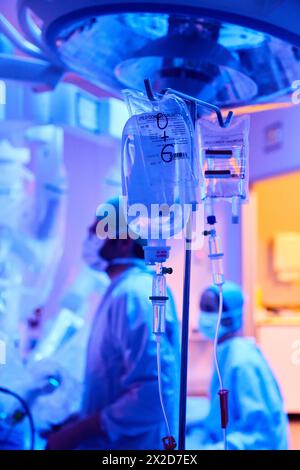 Le sérum, le traitement chirurgical du cancer de la prostate, la prostatectomie radicale, robot chirurgical da Vinci, l'équipe de chirurgiens de médecins Madina & Azparren, urologie, Banque D'Images