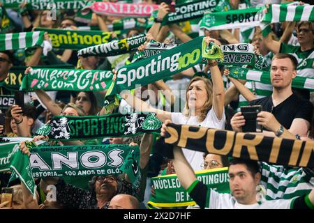 Lisbonne, Portugal. 21 avril 2024. Les supporters du Sporting CP tiennent des foulards lors du match de football Liga Portugal Betclic entre le Sporting CP et le Vitoria SC au stade Alvalade. (Score final : Sporting CP 3 - 0 Vitoria SC) crédit : SOPA images Limited/Alamy Live News Banque D'Images