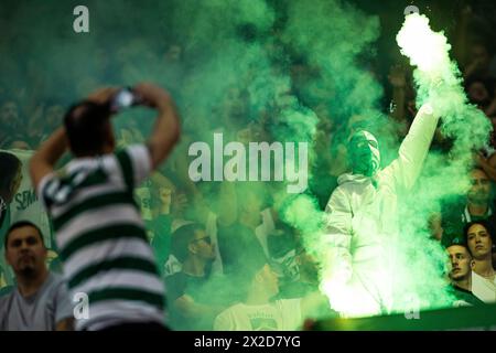 Lisbonne, Portugal. 21 avril 2024. Les supporters du Sporting CP tiennent des torches lors du match de football Liga Portugal Betclic entre le Sporting CP et le Vitoria SC au stade Alvalade. (Score final : Sporting CP 3 - 0 Vitoria SC) crédit : SOPA images Limited/Alamy Live News Banque D'Images