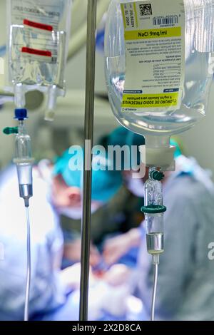 Le sérum, le traitement chirurgical du cancer de la prostate, la prostatectomie radicale, robot chirurgical da Vinci, l'équipe de chirurgiens de médecins Madina & Azparren, urologie, Banque D'Images