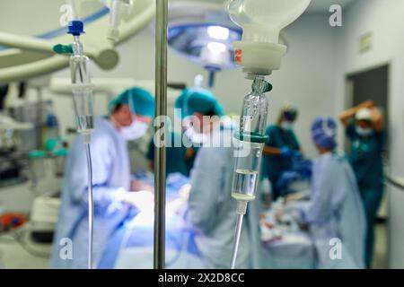 Le sérum, le traitement chirurgical du cancer de la prostate, la prostatectomie radicale, robot chirurgical da Vinci, l'équipe de chirurgiens de médecins Madina & Azparren, urologie, Banque D'Images