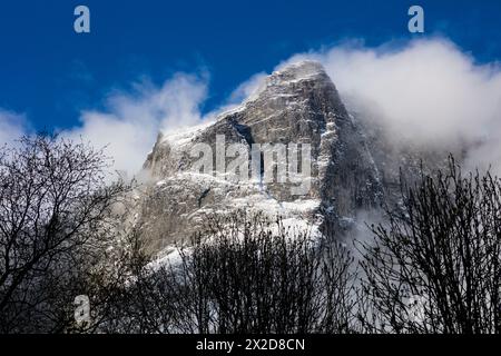 La montagne Trollryggen dans la vallée de Romsdalen, Rauma kommune, Møre og Romsdal, Norvège, Scandinavie. Banque D'Images