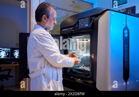 Impression 3D de la hanche d'un patient à partir d'une image médicale, imprimante 3D, technologies additives PolyJet ou FDM pour le prototypage rapide, radiologie, Hôpital Don Banque D'Images