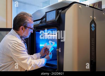 Impression 3D de la hanche d'un patient à partir d'une image médicale, imprimante 3D, technologies additives PolyJet ou FDM pour le prototypage rapide, radiologie, Hôpital Don Banque D'Images