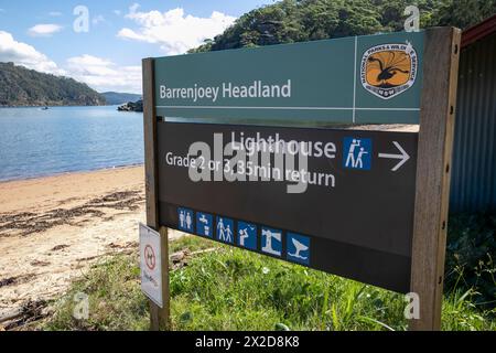 Les parcs nationaux signent pour Barrenjoey Lighthouse sur Barrenjoey Headland, à côté de Station Beach Pittwater, Palm Beach Sydney, Nouvelle-Galles du Sud, Australie Banque D'Images