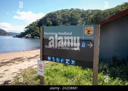 Les parcs nationaux signent pour Barrenjoey Lighthouse sur Barrenjoey Headland, à côté de Station Beach Pittwater, Palm Beach Sydney, Nouvelle-Galles du Sud, Australie Banque D'Images