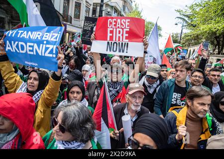 Istanbul, Turquie. 21 avril 2024. Au cours de la marche, des manifestants ont été vus tenant des banderoles à la main. Une marche a été organisée par la Fondation d'aide humanitaire pour les droits de l'homme et les libertés (IHH) et la flottille internationale de la liberté, de la place Beyazit à la mosquée Sainte-Sophie. Crédit : SOPA images Limited/Alamy Live News Banque D'Images