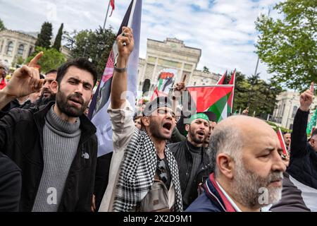 Istanbul, Turquie. 21 avril 2024. Des manifestants ont été vus scandant des slogans sur la place Beyazit. Une marche a été organisée par la Fondation d'aide humanitaire pour les droits de l'homme et les libertés (IHH) et la flottille internationale de la liberté, de la place Beyazit à la mosquée Sainte-Sophie. Crédit : SOPA images Limited/Alamy Live News Banque D'Images