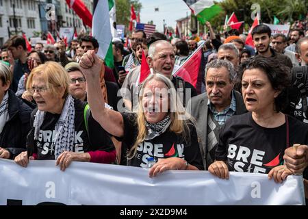 Istanbul, Turquie. 21 avril 2024. Pendant la marche, des gens ont été vus tenant des banderoles et scandant des slogans. Une marche a été organisée par la Fondation d'aide humanitaire pour les droits de l'homme et les libertés (IHH) et la flottille internationale de la liberté, de la place Beyazit à la mosquée Sainte-Sophie. Crédit : SOPA images Limited/Alamy Live News Banque D'Images