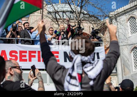 Istanbul, Turquie. 21 avril 2024. La porte-parole de la Freedom Flotilla Coalition, l'ancienne colonel américaine Ann Wright, a également assisté à la marche et a prononcé un discours. Une marche a été organisée par la Fondation d'aide humanitaire pour les droits de l'homme et les libertés (IHH) et la flottille internationale de la liberté, de la place Beyazit à la mosquée Sainte-Sophie. Crédit : SOPA images Limited/Alamy Live News Banque D'Images