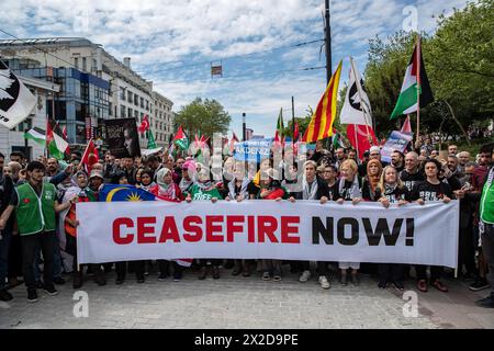 Istanbul, Turquie. 21 avril 2024. Des manifestants ont été vus tenant une banderole portant la mention "CESSEZ-LE-FEU MAINTENANT" pendant la marche. Crédit : SOPA images Limited/Alamy Live News Banque D'Images