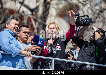 Istanbul, Turquie. 21 avril 2024. La porte-parole de la Coalition de la flottille de la liberté, l'ancienne colonel américaine Ann Wright (au centre), a également assisté à la marche et a prononcé un discours. Une marche a été organisée par la Fondation d'aide humanitaire pour les droits de l'homme et les libertés (IHH) et la flottille internationale de la liberté, de la place Beyazit à la mosquée Sainte-Sophie. Crédit : SOPA images Limited/Alamy Live News Banque D'Images