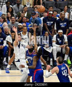 Los Angeles, États Unis. 21 avril 2024. Luka Doncic (7), garde des Dallas Mavericks, marque sur Terrance Mann (14), garde des Clippers de Los Angeles, lors de la première mi-temps du match 1 de leur série éliminatoire du premier tour de la Western Conference au Crypto.com Arena de Los Angeles le dimanche 22 avril 2024. Photo de Jim Ruymen/UPI crédit : UPI/Alamy Live News Banque D'Images