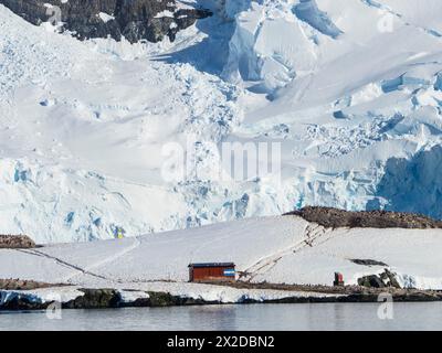 Refuge de Caillet-bois sur l’île d’Hainaut, port de Mikkelsen, île de Trinity, Antarctique Banque D'Images