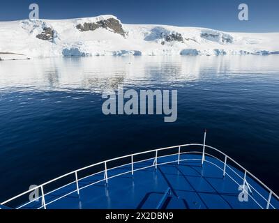 Port de Mikkelsen et île D'Hainault depuis la proue d'un navire, île Trinity, archipel Palmer, Antarctique Banque D'Images