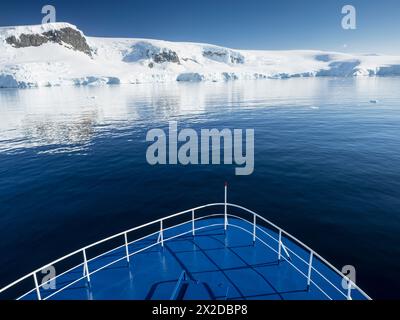 Port de Mikkelsen depuis la proue d'un navire, île Trinity, archipel Palmer, Antarctique Banque D'Images