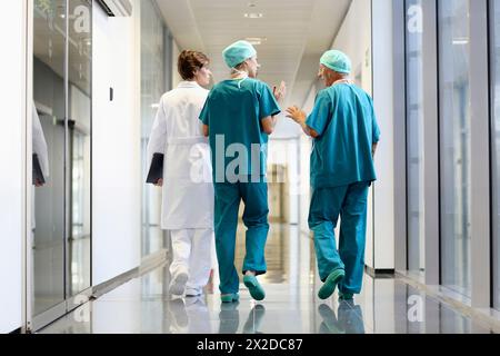 Chirurgiens marchant dans le couloir hospitalier, Hôpital Onkologikoa, Institut d'oncologie, Centre de cas pour la prévention, le diagnostic et le traitement du cancer, Donost Banque D'Images