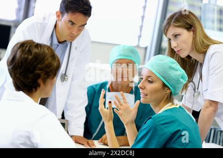 Chirurgiens, réunion médicale, séance clinique, Hôpital Onkologikoa, Institut d'oncologie, centre de cas pour la prévention, le diagnostic et le traitement du cancer, Banque D'Images