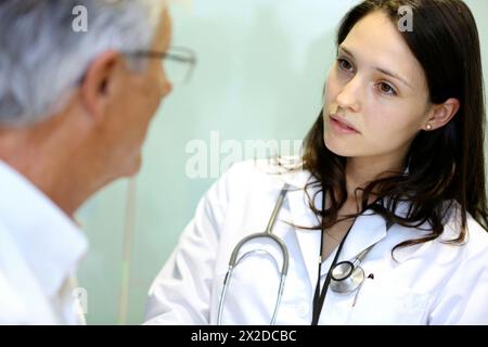 Médecin avec patient, salle de consultation, Hôpital Onkologikoa, Institut d'oncologie, Centre de cas pour la prévention, le diagnostic et le traitement du cancer, Donosti Banque D'Images