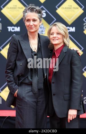 LOS ANGELES - 19 avril : Alexandra Hedison, Jodie Foster à la cérémonie des empreintes de mains et de pieds Jodie Foster au TCL Chinese Theater le 19 avril 2024 Banque D'Images