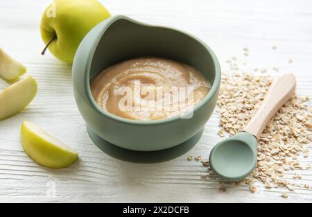 Un bol de porridge pour bébé. Aliments pour bébés maison, biologiques et sains. Banque D'Images