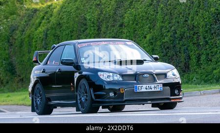 Bicester, Royaume-Uni- 21 avril 2024 : Subaru voiture classique conduisant sur une route britannique Banque D'Images