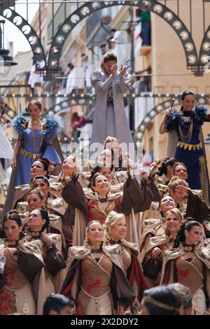 04-20-2024, Alcoy, Espagne : flotteur de la femme préférée de l'enseigne de la troupe Aragonèse avec ses dames d'accompagnement pendant le défilé de Maures A. Banque D'Images